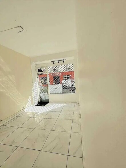 Commerce de détail dans Paris à louer - Photo intérieure - Image 2 de 7