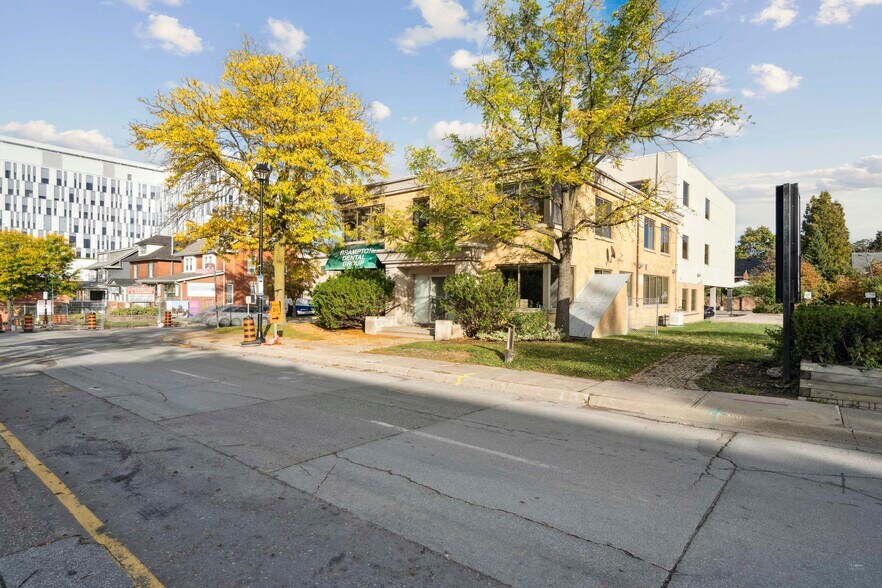 103 Queen St W, Brampton, ON à vendre - Photo du bâtiment - Image 2 de 3