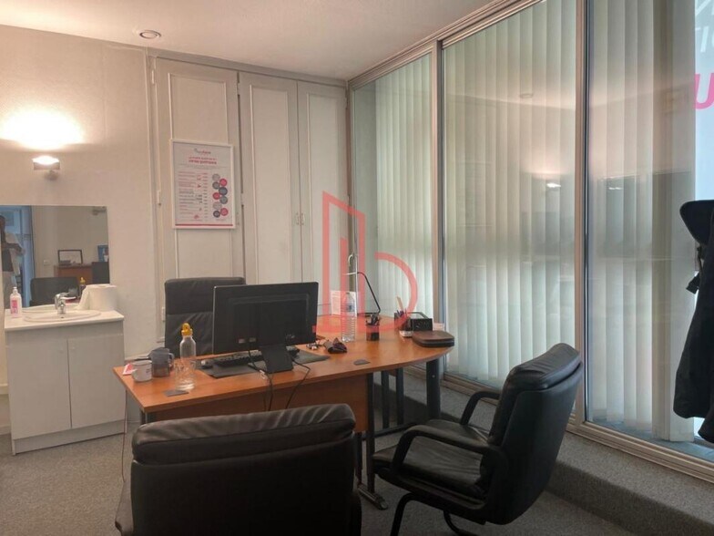 Office in Bordeaux for lease - Interior Photo - Image 2 of 9