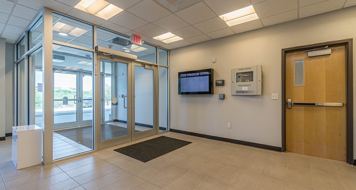 5109 Medical Dr, San Antonio, TX for lease Interior Photo- Image 1 of 5