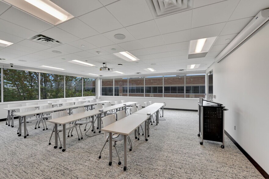 8401 Golden Valley Rd, Golden Valley, MN à louer - Photo intérieure - Image 2 de 12