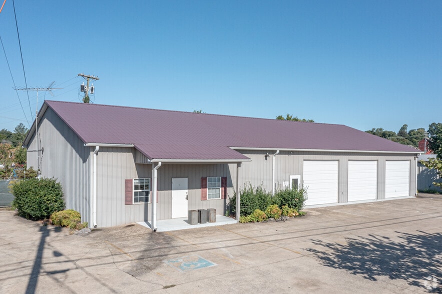 1811 Alpine Dr, Clarksville, TN for lease - Primary Photo - Image 1 of 15