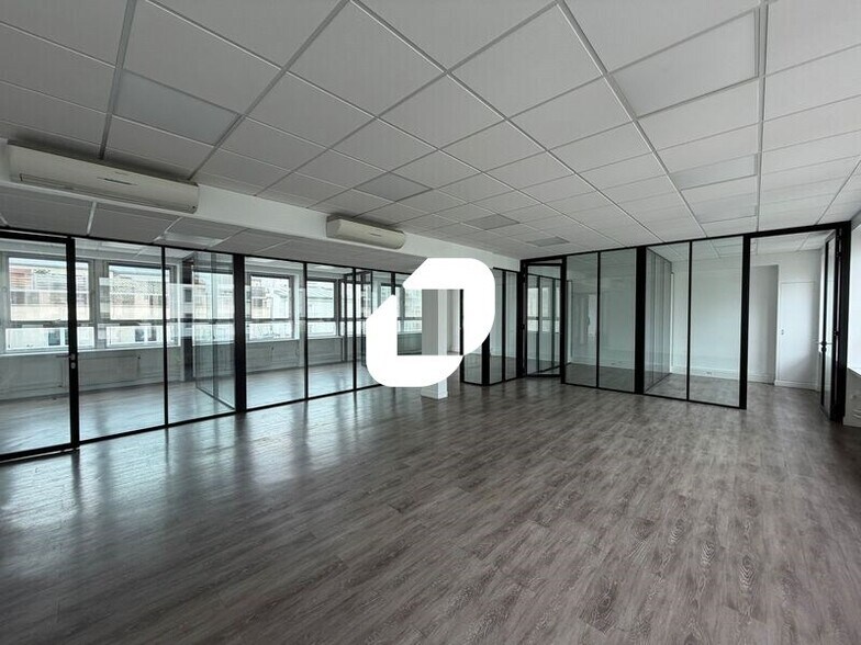 Office in Levallois Perret for lease - Interior Photo - Image 2 of 14