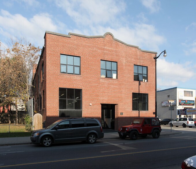 2738 Dundas St W, Toronto, ON à vendre - Photo principale - Image 1 de 1