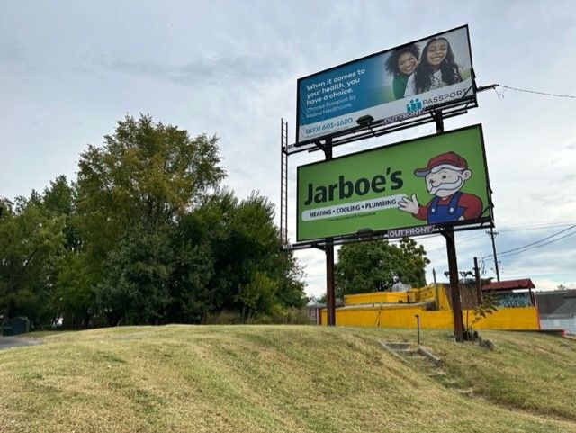 2101, 2105, & 2109 W Broadway portfolio of 3 properties for sale on LoopNet.ca - Building Photo - Image 2 of 9