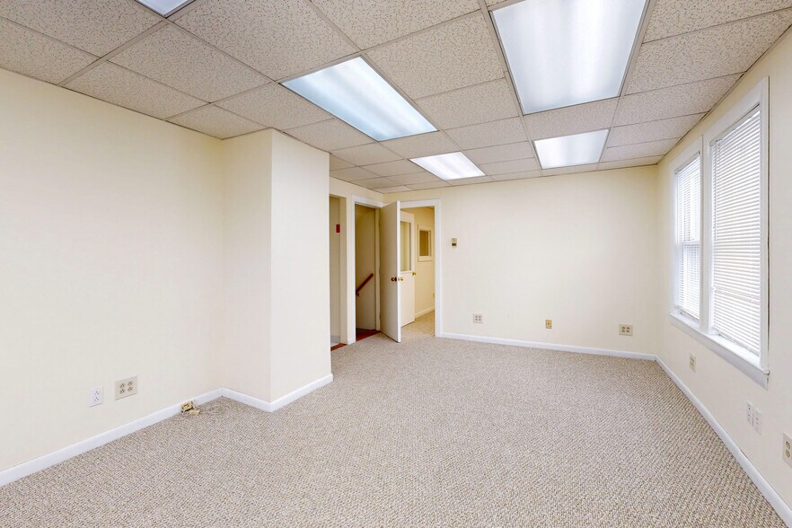 17 Lark Ave, Saugus, MA à louer - Photo du bâtiment - Image 3 de 11