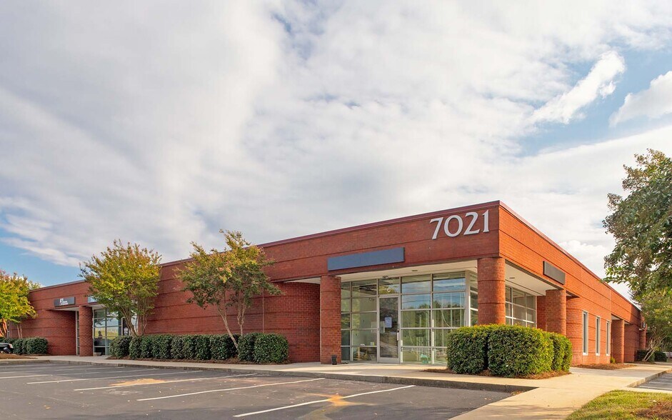 7021 Albert Pick Rd, Greensboro, NC à louer - Photo du bâtiment - Image 1 de 8