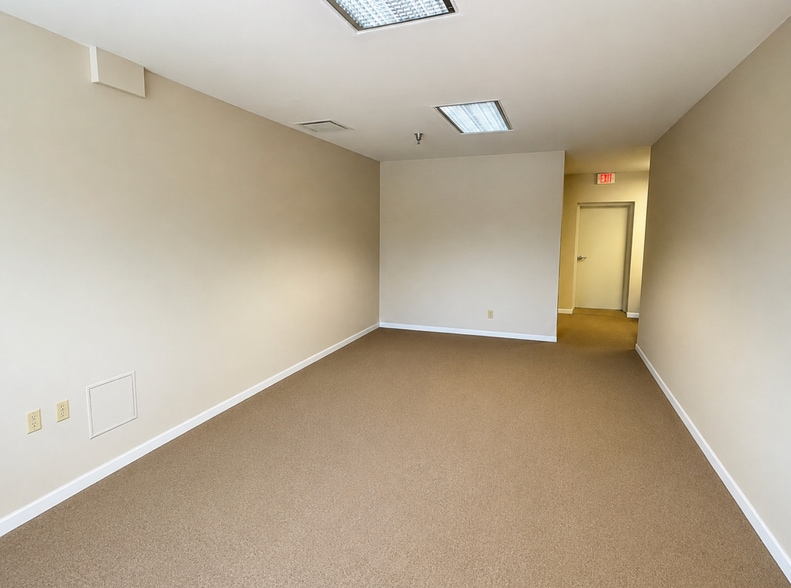 13200 Marina Way, Woodbridge, VA for lease - Building Photo - Image 3 of 16