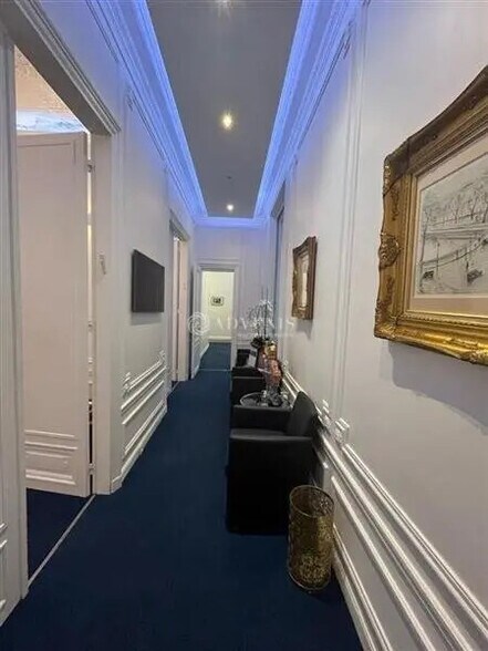 Immeuble residentiel dans Paris à vendre - Photo intérieure - Image 2 de 11