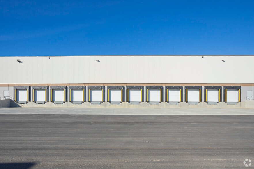 300 Aero Link NE, Calgary, AB for lease - Building Photo - Image 3 of 4