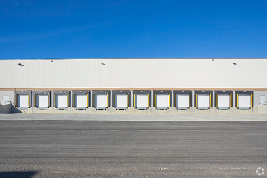 300 Aero Link NE, Calgary, AB à louer - Photo du bâtiment - Image 3 de 4