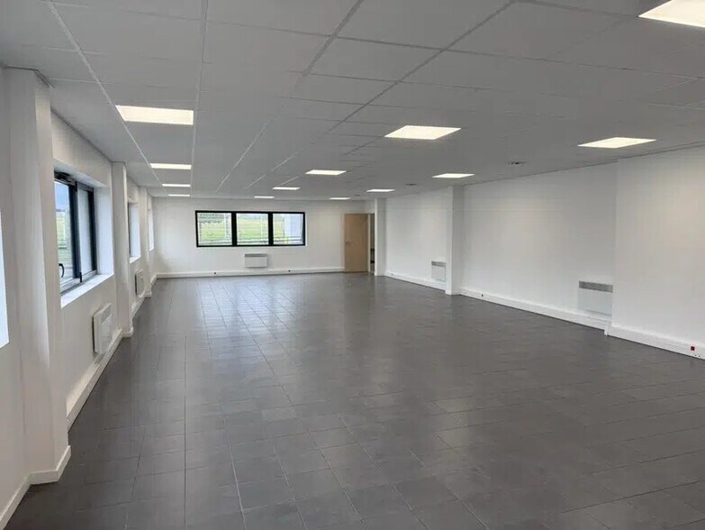 Flex in Colombier-Saugnieu for lease - Interior Photo - Image 3 of 11