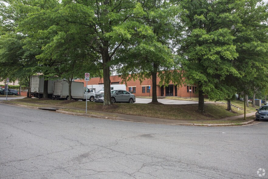 6825 Hill Park Dr, Lorton, VA à louer - Photo du bâtiment - Image 2 de 9