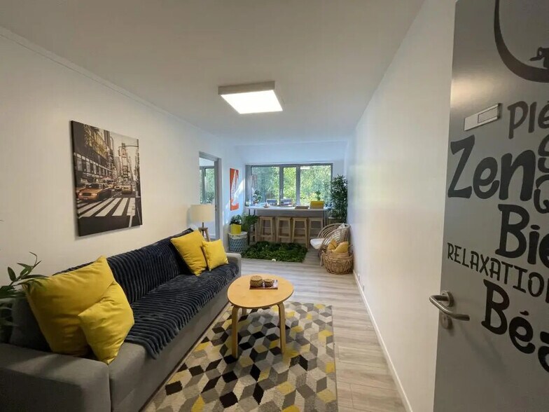 Rue Albert Einstein, Champs-sur-Marne for lease - Interior Photo - Image 2 of 5