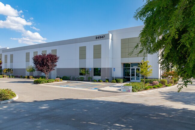 Plus de détails pour 34943-34947 Flyover Ct, Bakersfield, CA - Industriel à louer