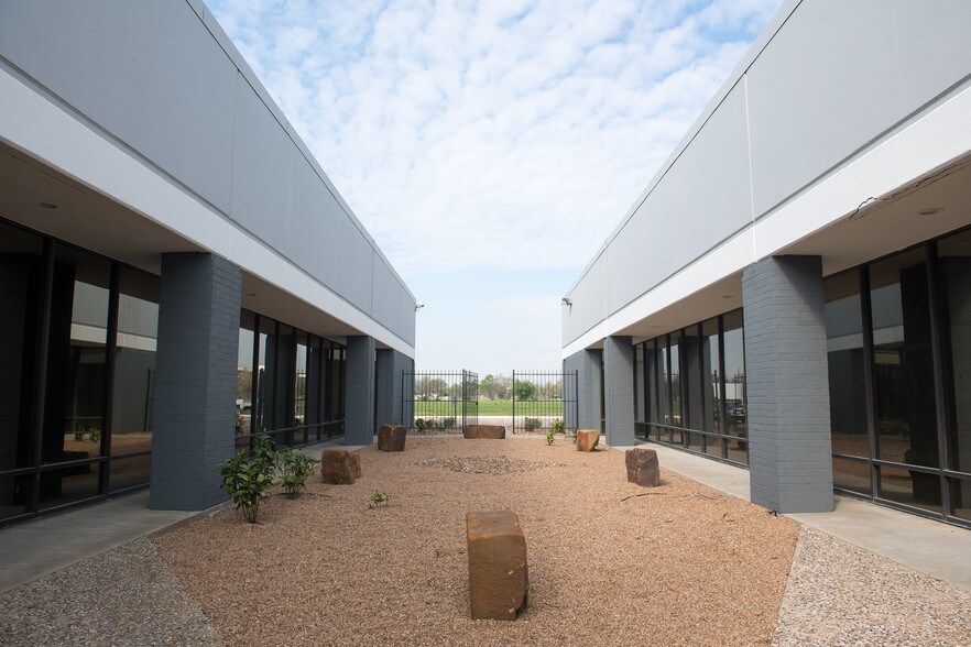 8901-8933 Interchange Dr, Houston, TX à louer - Photo du bâtiment - Image 3 de 19