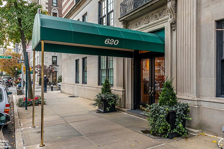 620 Park Ave, New York, NY à vendre - Photo du bâtiment - Image 2 de 8