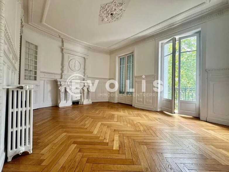 Office in Lyon for lease - Interior Photo - Image 2 of 12