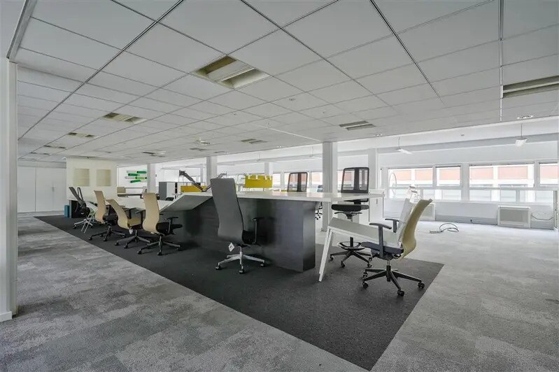 Office in Saint-Cloud for lease - Interior Photo - Image 3 of 8