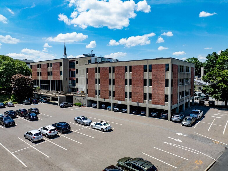 40 Grove St, Wellesley, MA à louer - Photo du bâtiment - Image 2 de 2