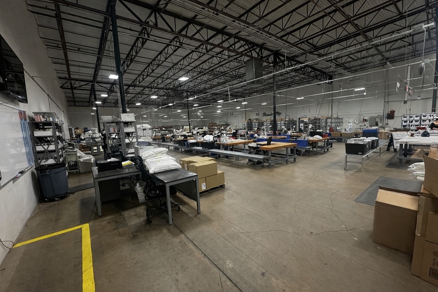 2050 Postal Way, Dallas, TX à vendre - Photo du bâtiment - Image 3 de 5