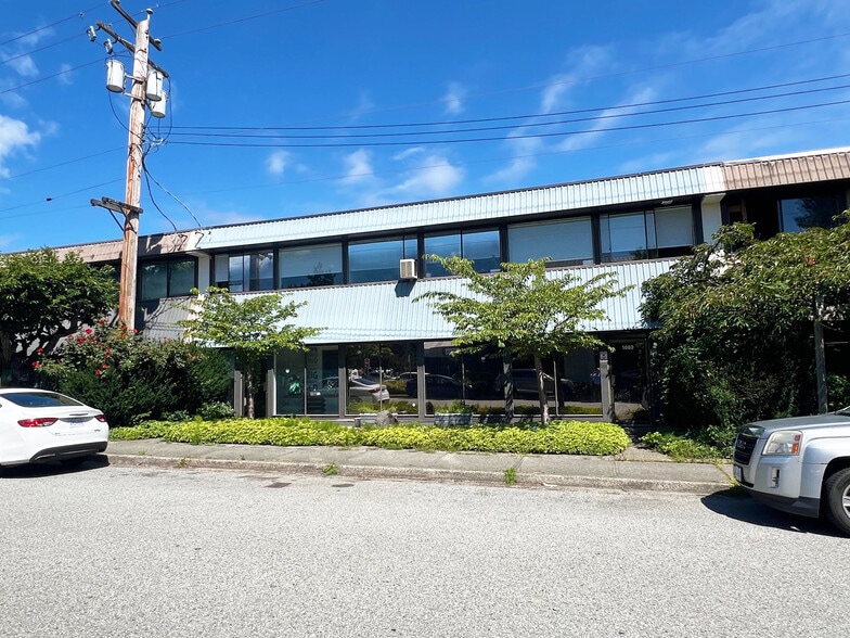 1086 W 3rd St, North Vancouver District, BC for lease - Building Photo - Image 1 of 7