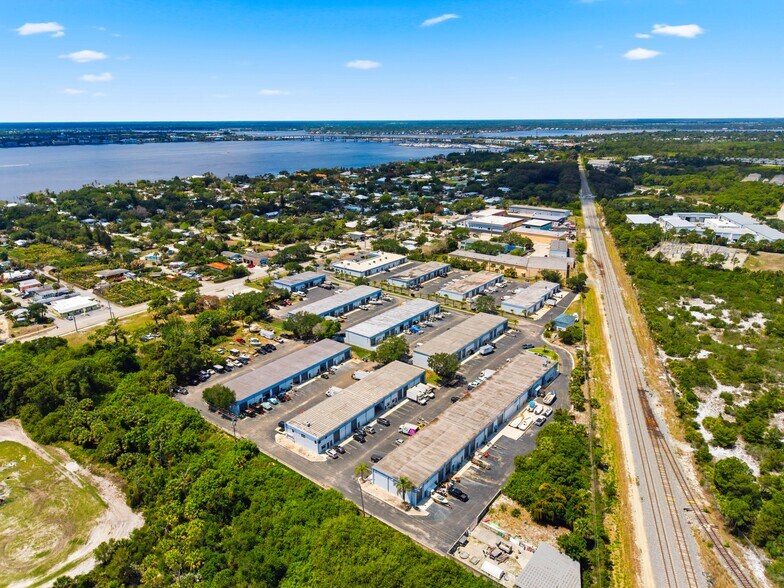 895 NE Dixie Hwy, Jensen Beach, FL à louer - Photo du bâtiment - Image 3 de 15