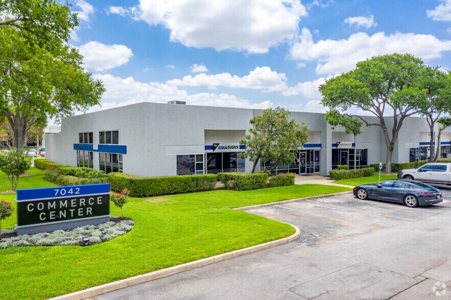 7042 Alamo Downs Pky, San Antonio, TX à louer - Photo du bâtiment - Image 2 de 4