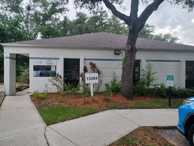 13304 Winding Oak Ct, Tampa, FL à louer - Photo du bâtiment - Image 1 de 17