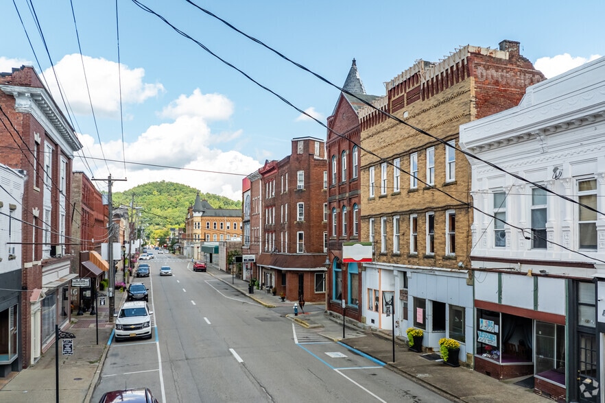 132 Main Ave, Weston, WV for lease - Building Photo - Image 2 of 4