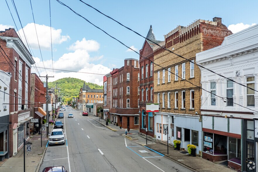 132 Main Ave, Weston, WV à louer - Photo du bâtiment - Image 2 de 4