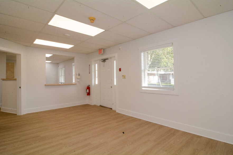 6144 Route 25A, Wading River, NY for lease - Interior Photo - Image 2 of 32