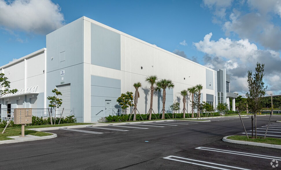 1720-1738 NW 215th St, Miami Gardens, FL à louer - Photo du bâtiment - Image 2 de 11