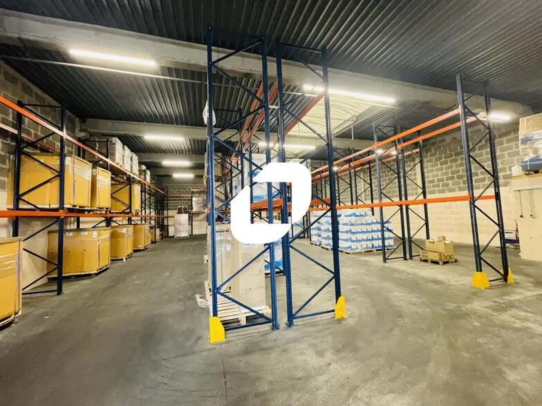 Flex in Noisy-le-Grand for lease - Interior Photo - Image 2 of 4