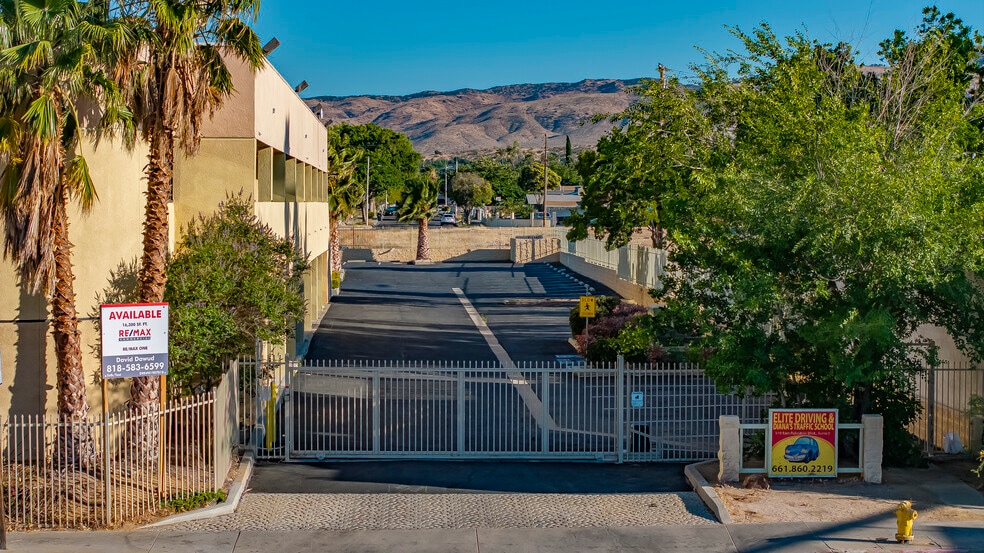301 Palmdale Blvd, Palmdale, CA à vendre - Photo du bâtiment - Image 3 de 33