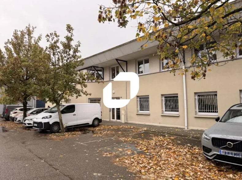 Office in Eybens for lease - Building Photo - Image 1 of 6