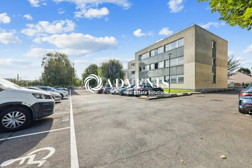 Office in Noisiel for lease - Building Photo - Image 3 of 12