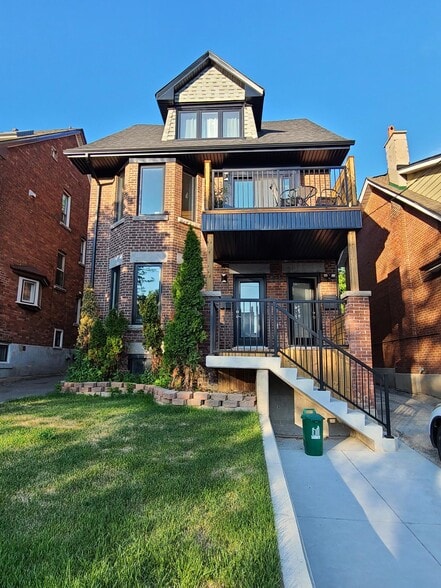 1535 Dufferin St, Toronto, ON à vendre - Photo principale - Image 1 de 14