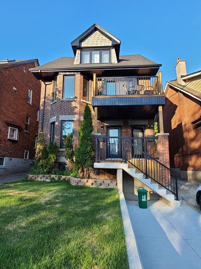 Plus de détails pour 1535 Dufferin St, Toronto, ON - Multi-résidentiel à vendre