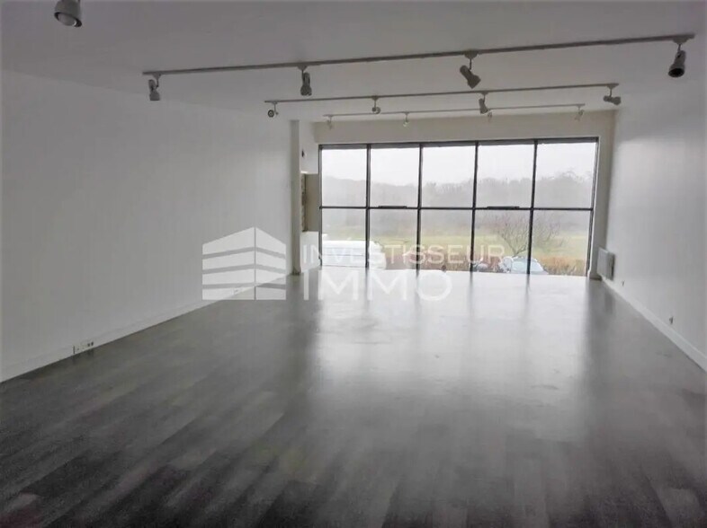 Office in Émerainville for lease - Interior Photo - Image 1 of 3