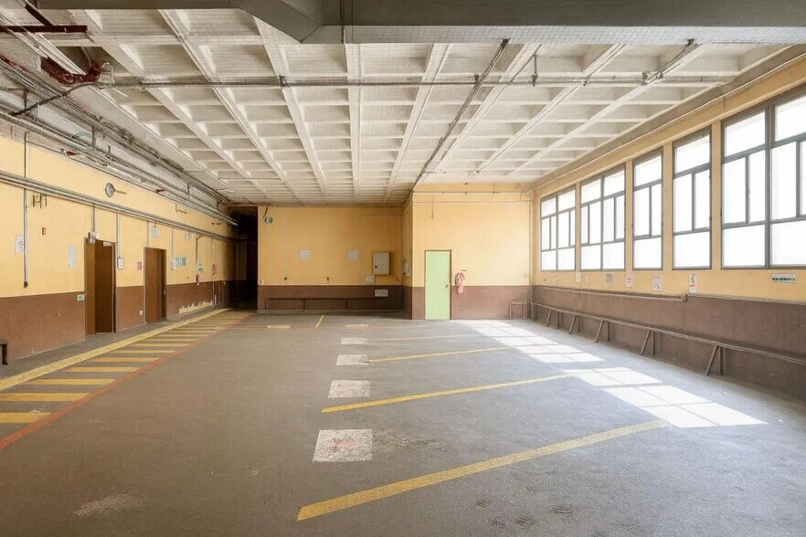 Industrial in Paris for lease - Building Photo - Image 2 of 6