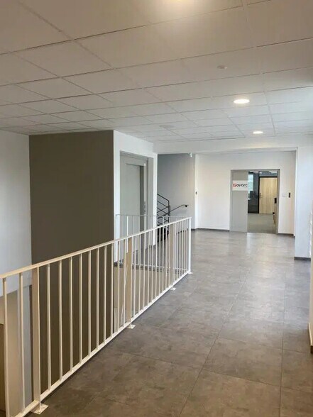 22 Rue Du 35Eme Regiment D'Aviation, Bron à louer - Photo du bâtiment - Image 3 de 4