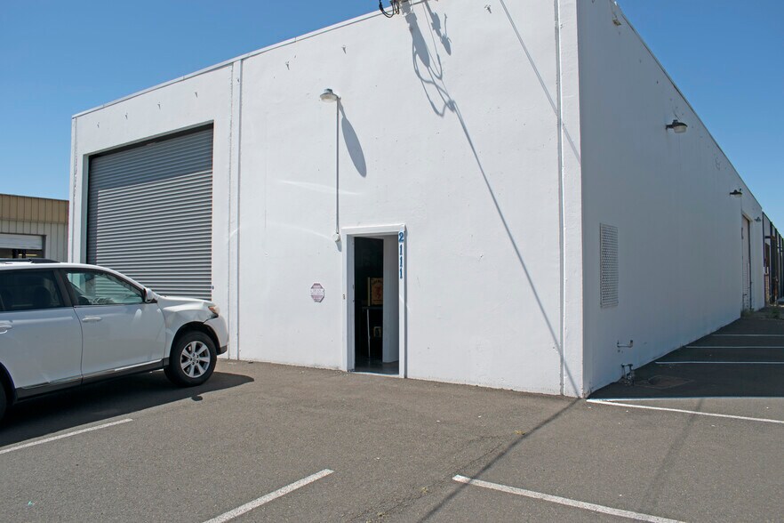 2111 Bluebell Dr, Santa Rosa, CA à vendre - Photo du bâtiment - Image 2 de 10