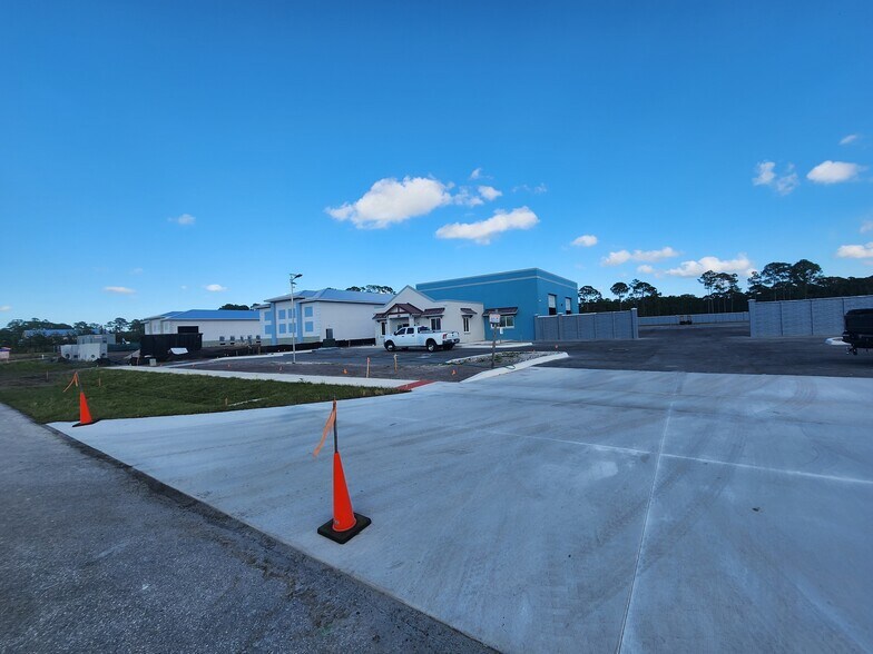 2051 Commerce Lakes Dr, Port Saint Lucie, FL for lease - Primary Photo - Image 1 of 1
