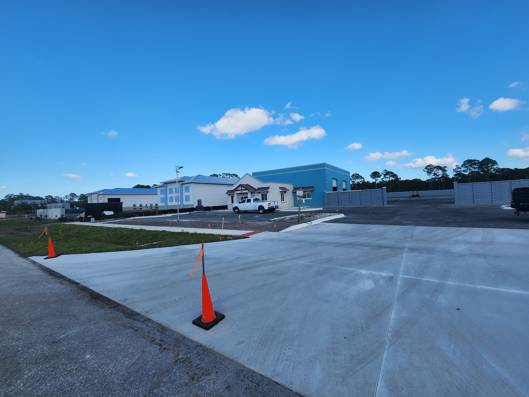 2051 Commerce Lakes Dr, Port Saint Lucie, FL for lease Primary Photo- Image 1 of 2