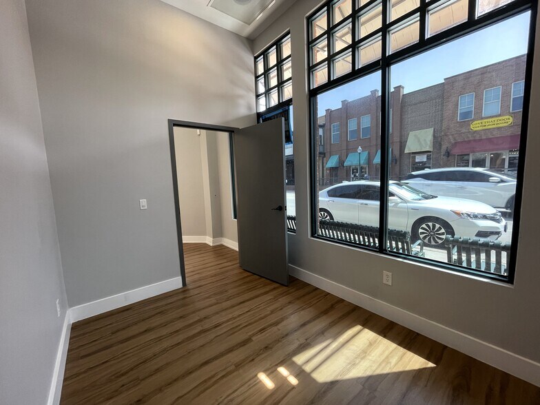 120 S Main St, Grapevine, TX à louer - Photo du bâtiment - Image 3 de 9