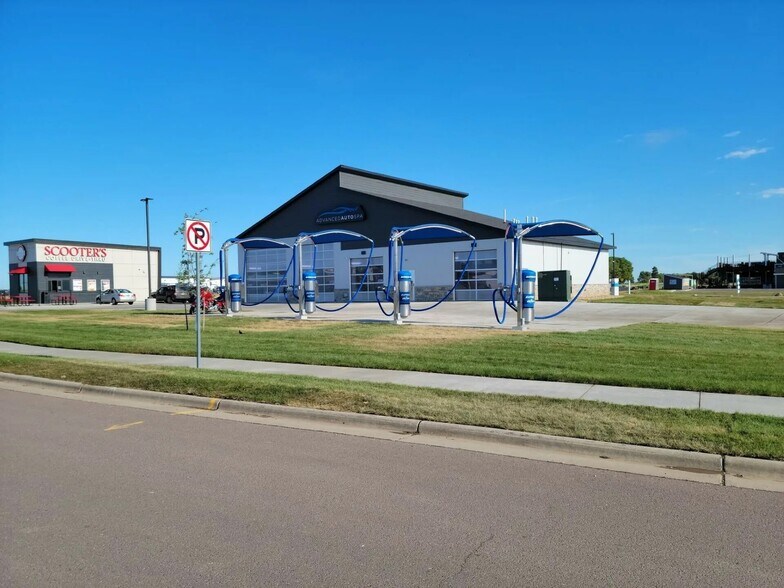 810 Gateway Ln, Tea, SD à vendre - Photo du bâtiment - Image 3 de 6