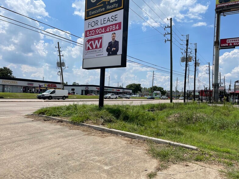 4702 FM 1960 W, Houston, TX à louer - Photo du bâtiment - Image 1 de 4