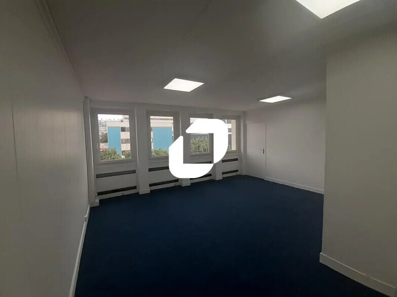Office in Créteil for lease - Interior Photo - Image 2 of 7