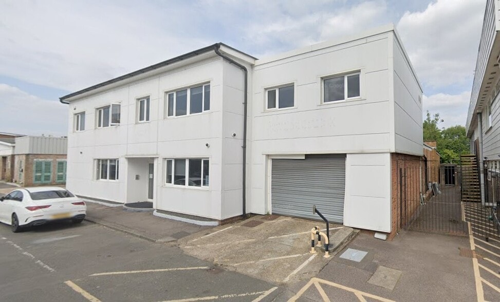 25-28 Station Clos, Potters Bar for sale - Building Photo - Image 1 of 7